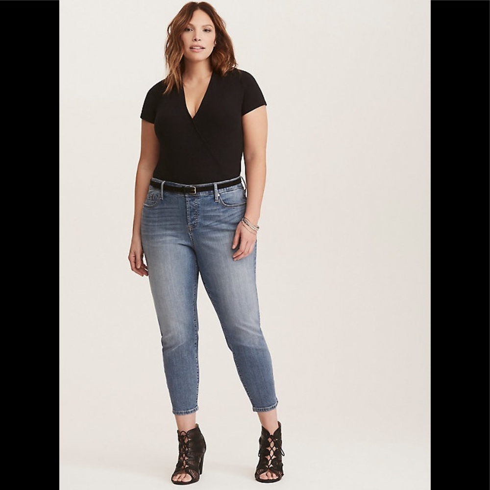 Torrid Girlfriend Jeans Light Wash Size 20